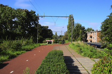 904923 Gezicht op het fietspad door het Park Oosterspoorbaan, aangelegd op het tracé van de vroegere Oosterspoorweg te ...